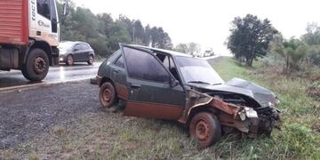 El conductor abandonó el vehículo y escapó hacia el monte\u002E