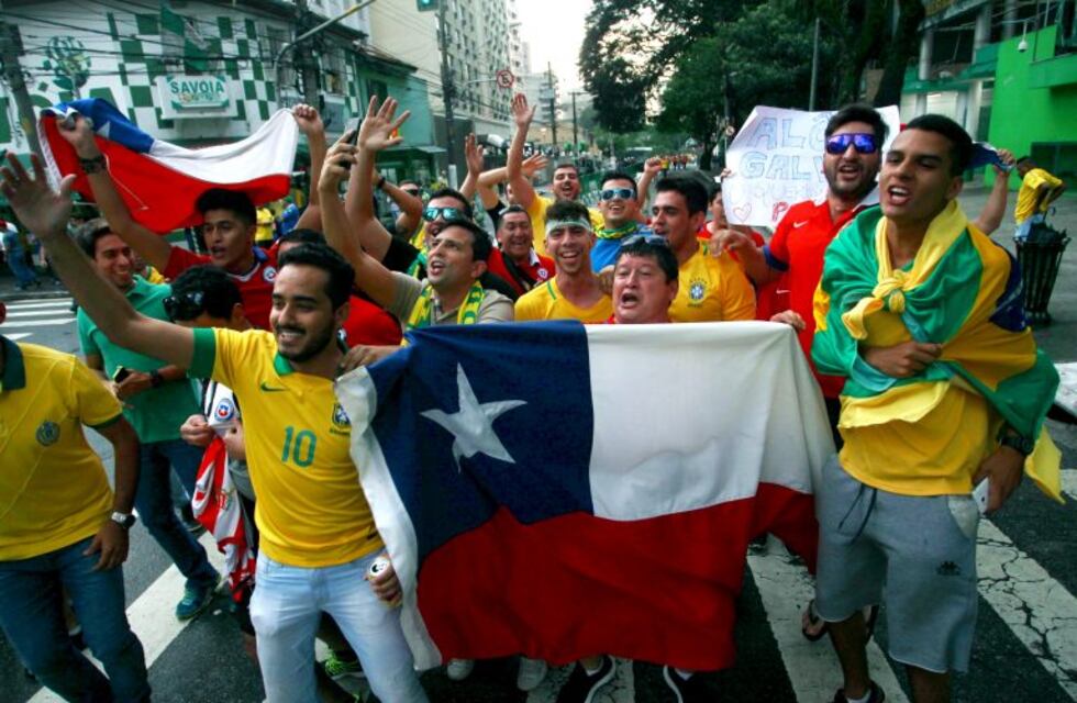 Hinchas chilenos y brasileños se juntaron para cantar contra Argentina