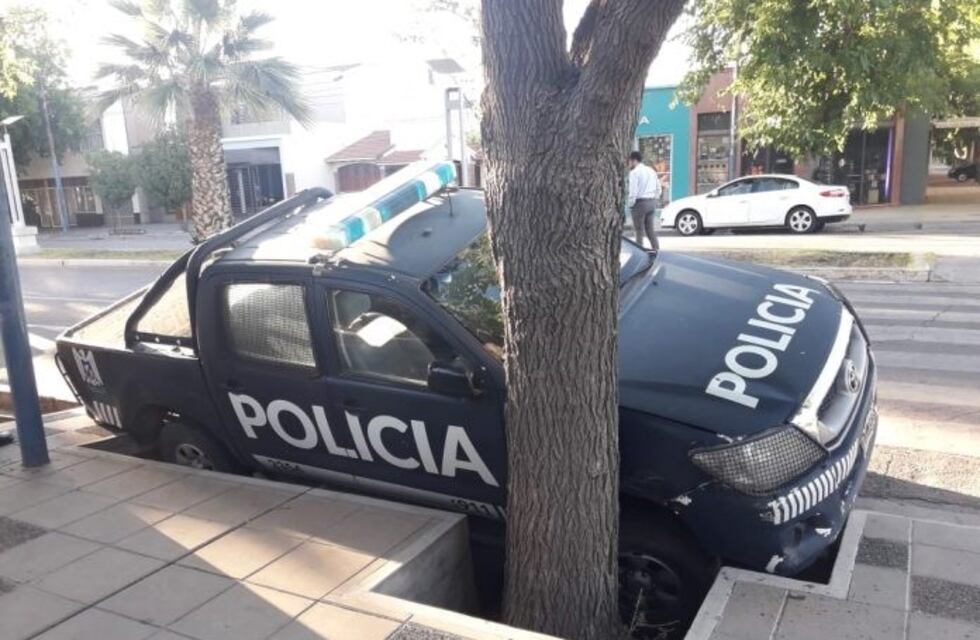 Una camioneta de la Policía de Alvear amaneció en una acequia: investigan los motivos