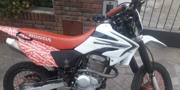 El detenido fue sorprendido en su moto en barrio Refinería intentado descartar un pan de cocaína\u002E (Min\u002E Seguridad)