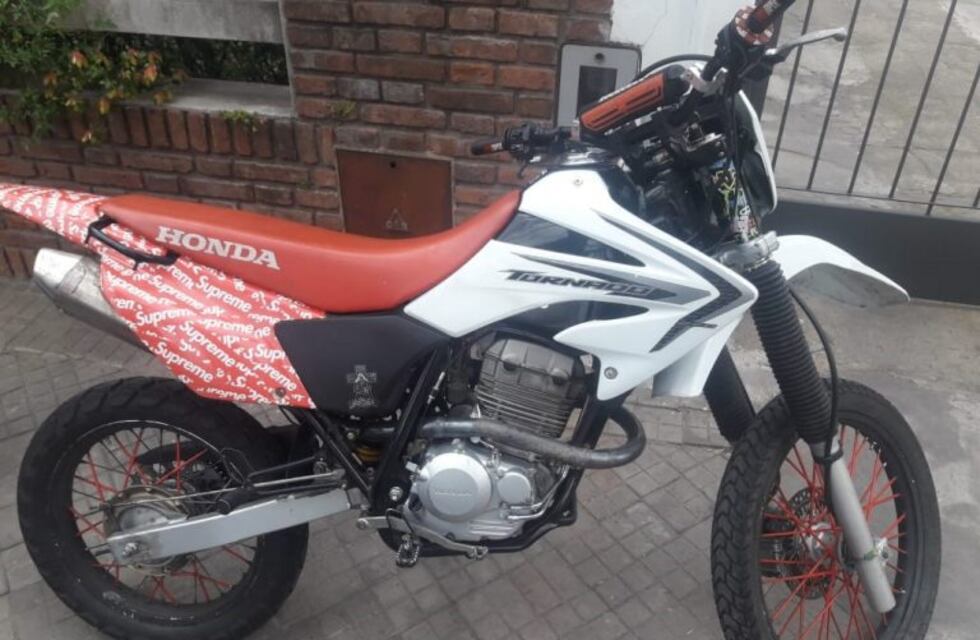 La policía persiguió a motociclista que quiso tirar un kilo de cocaína por una alcantarilla