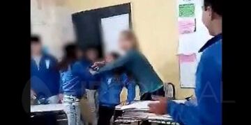Grabaron a una joven mientras era golpeada por una compañera en plena clase
