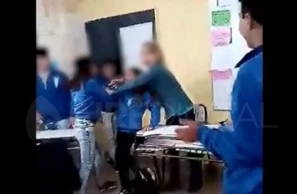 No la paró ni la docente: joven golpeó a su compañera en plena clase y fue grabada