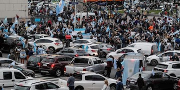 AME8005\u002E BUENOS AIRES (ARGENTINA), 20/06/2020\u002E- Miles de personas se manifiestan este sábado frente al obelisco de la Ciudad de Buenos Aires (Argentina)\u002E Argentina fue escenario este sábado de marchas, bocinazos y cacerolazos que tuvieron lugar en varias ciudades contra la expropiación de la empresa agroexportadora Vicentín por parte del Gobierno de Alberto Fernández\u002E En el Obelisco de Buenos Aires, miles de personas se reunieron, muchas a pie y otras con sus automóviles, portando banderas argentinas en medio de la cuarentena por la pandemia de la COVID-19, para reclamar que el Estado de marcha atrás con la expropiación de la compañía, originaria de la provincia Santa Fe (centro este)\u002E EFE/ Juan Ignacio Roncoroni