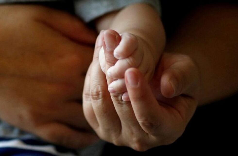 Cuidaron a un bebé por 20 meses pero la Justicia les niega la adopción