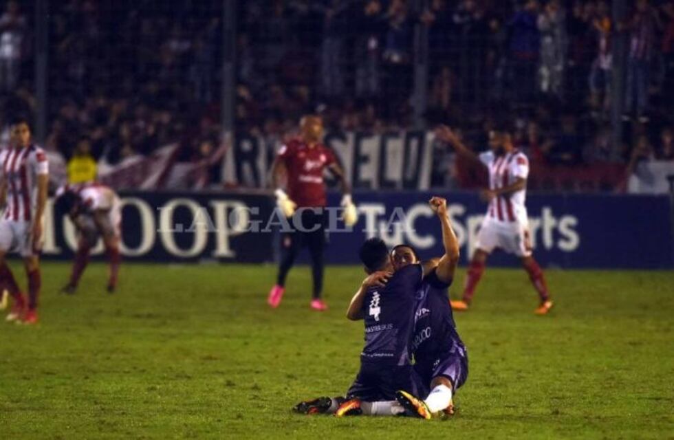 El alocado festejo de un hincha de Villa Dálmine tras el 3 a 2