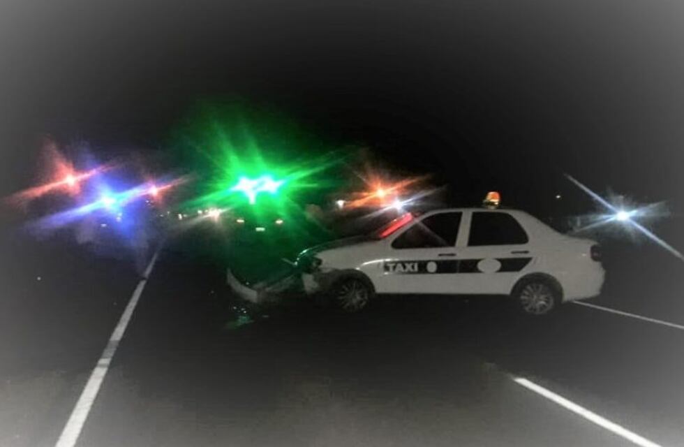 En riesgosa maniobra, taxi chocó a una moto en Valle Alegre