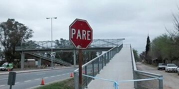 Las pasarelas facilitan el tránsito de muchos vecinos de la ciudad\u002E
