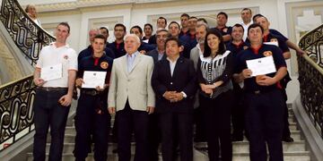 El gobernador de Santa Fe reconociu00f3 a los brigadistas que trabajaron en Chile.