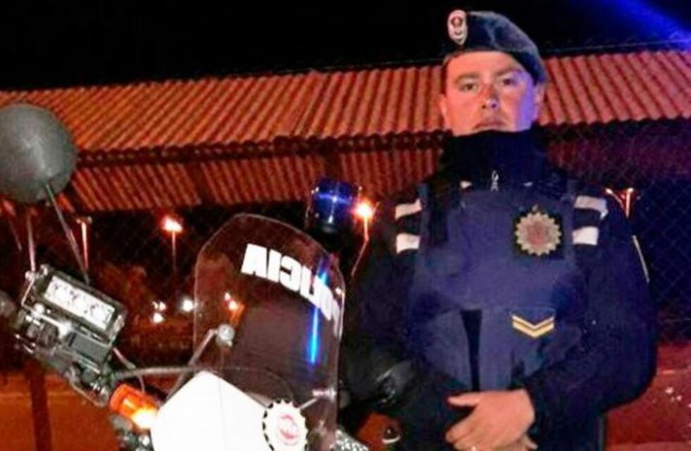 Un policía que perseguía a un ladrón murió al chocar contra un colectivo