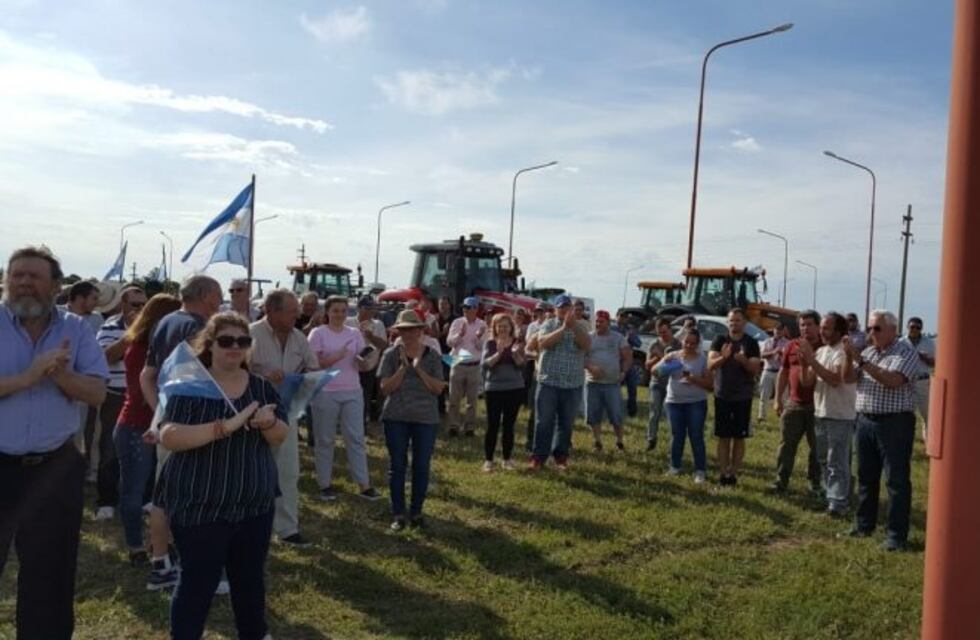 Asamblea de productores agropecuarios en el cruce de las rutas 51 y 205
