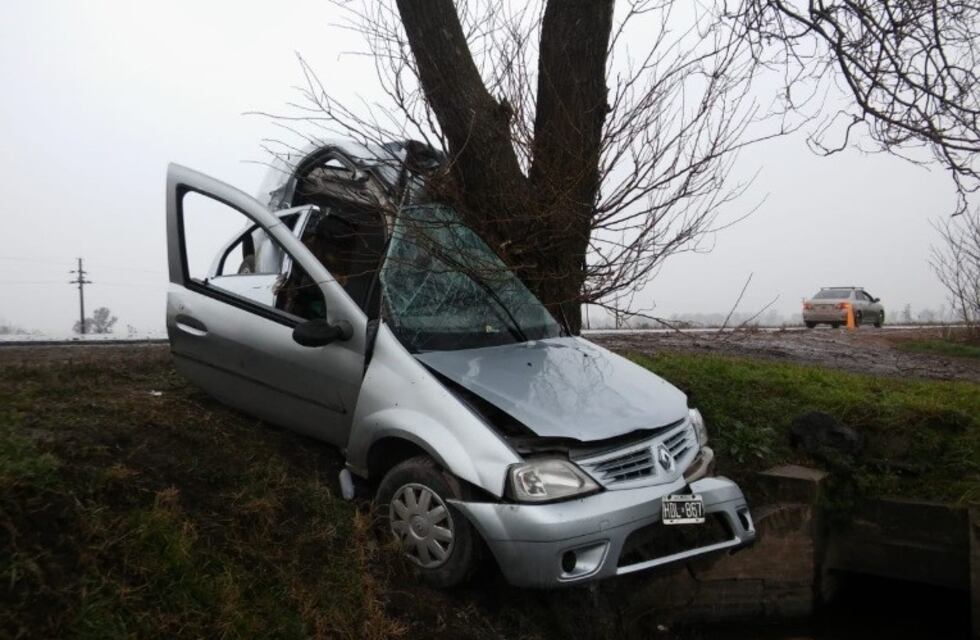 Fallecieron dos personas al despistar y chocar contra un árbol en la ruta 33