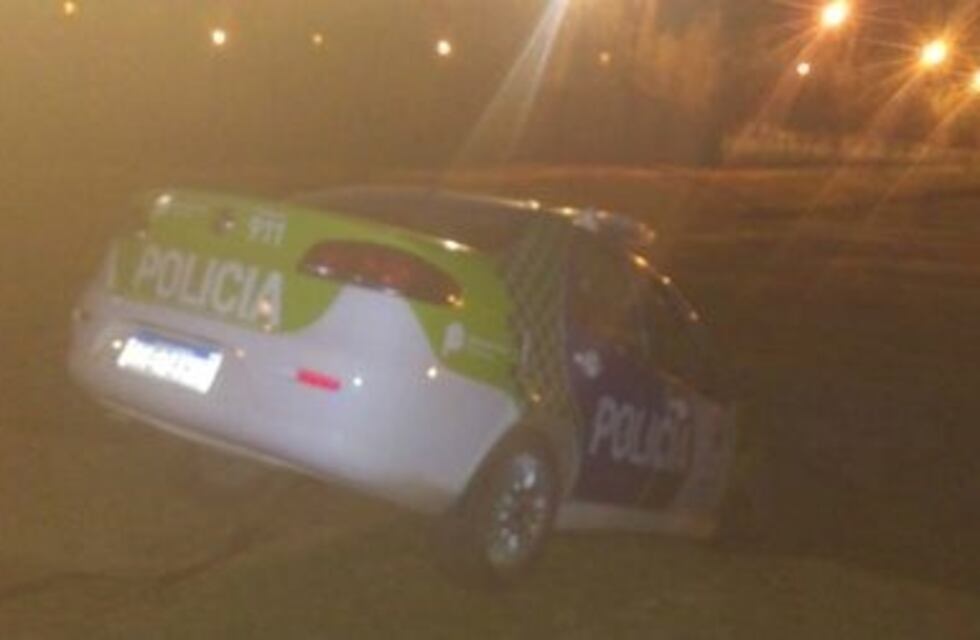 Patrullero cayó al zanjón cuando perseguían a tres sujetos por 25 de Mayo y zona fabril