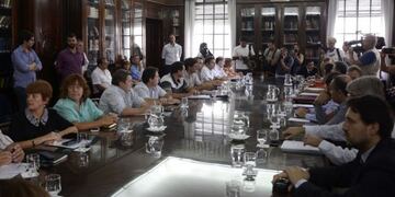 Gobierno y docentes.