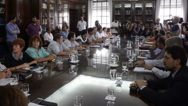 Gobierno y docentes.