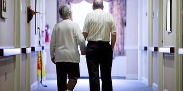 Decima Assise, who has Alzheimer's disease, and Harry Lomping walk the halls, Friday, Nov\u002E 6, 2015, at The Easton Home in Easton, Pa\u002E Nursing homes and assisted living facilities are increasingly using sight, sound and other sensory cues to stimulate memory in people with Alzheimer's disease and other forms of dementia\u002E (AP Photo/Matt Rourke) eeuu easton Decima Assise Harry Lomping eeuu geriatrico para enfermos de alzheimer geriatrico con estimulacion visual y sonora para el tratamiento de pacientes con alzheimer