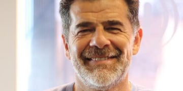 Julian Weich vivió un incómodo momento en vivo: le tiraron un vaso en la cara