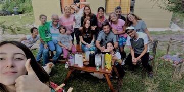 Pablo Fernandez recibió su guitarra de parte de familias de Arroyito