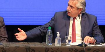 Alberto Fernández, mientras anuncia la extensión de la cuarentena obligatoria (Foto: EFE/ PRESIDENCIA)