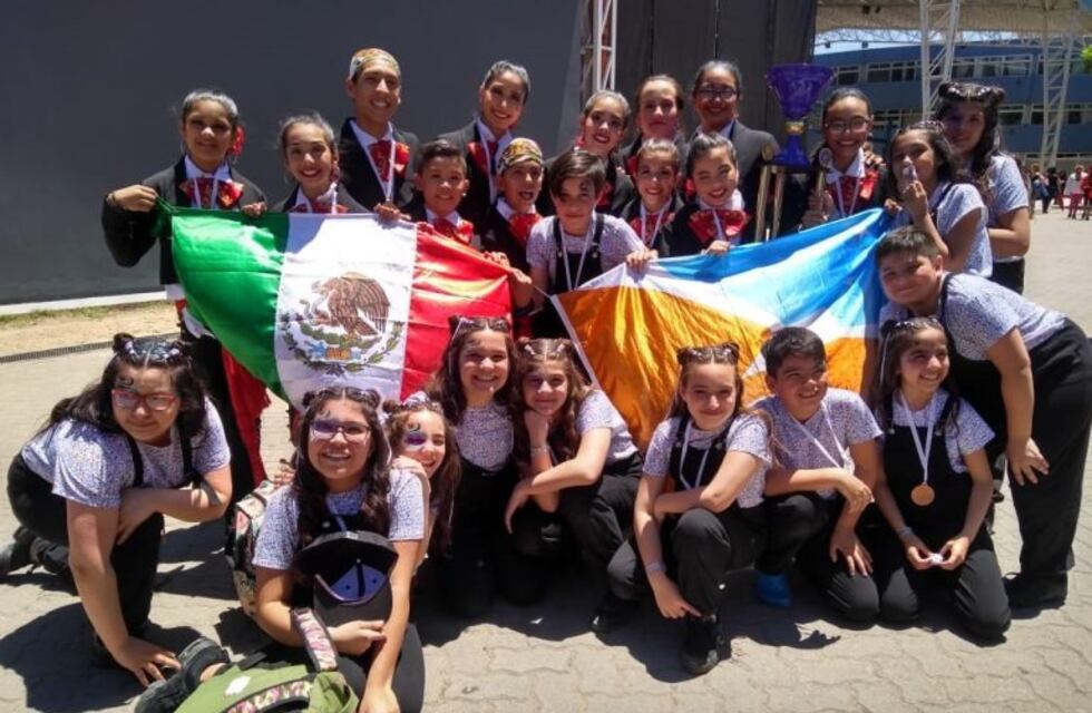 Bailarines de Ushuaia clasificaron para torneos internacionales en Brasil y México