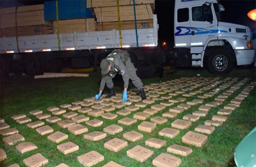 Interceptaron a un camión que llevaba 233 kilos de droga en el tanque de combustible