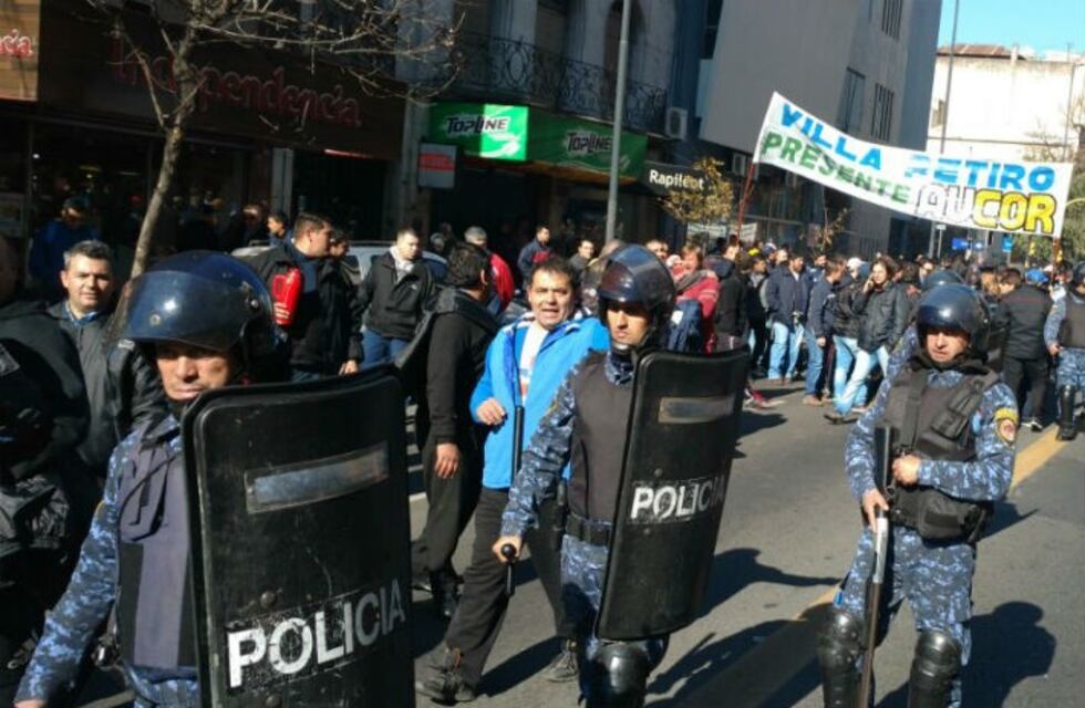 En medio de los piquetes de los choferes, la Policía detuvo a cuatro personas