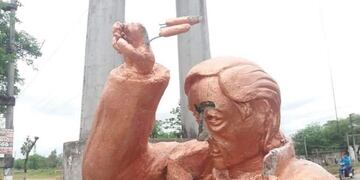 Vandalizaron una estatua de Néstor Kirchner \u002E (FM Aries)