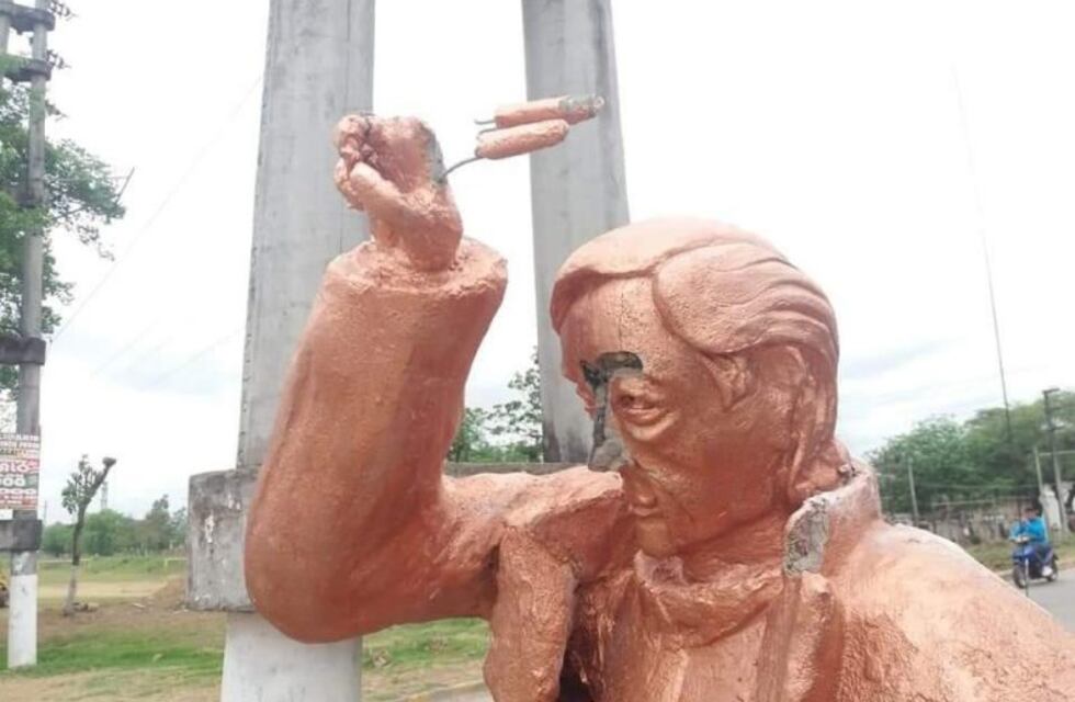 Estatua de Néstor Kirchner: ahora le destrozaron los dedos en V y la nariz