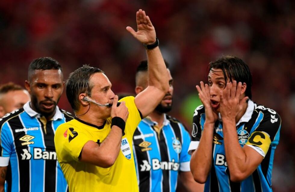 Patricio Loustau cobró un polémico penal para el Flamengo con ayuda del VAR