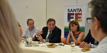 El ministro de Trabajo de Santa Fe, Julio Genesini y su par de Producción, Alicia Ciciliani, se reunieron con dirigentes de Asisfe\u002E (@JulioGenesini)