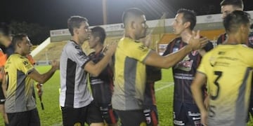 Despedida de los jugadores de Pronunciamiento y de Crucero del Norte\u002E (Captura tevé)