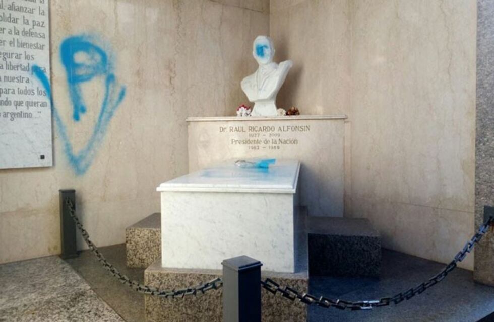 Profanaron mauseleo de Raúl Alfonsín en Recoleta