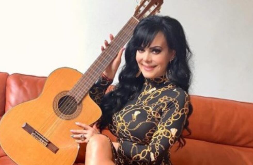 Maribel Guardia lució un traje de baño al límite de la censura para celebrar sus 10 millones de seguidores