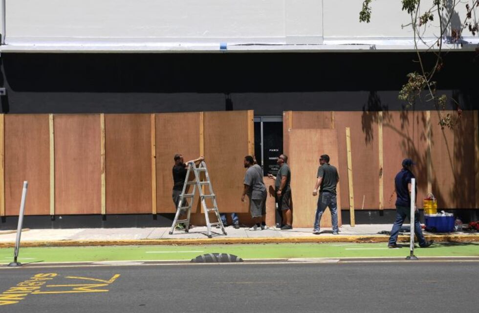 Con el tiempo justo, así se prepara Puerto Rico para recibir al huracán María