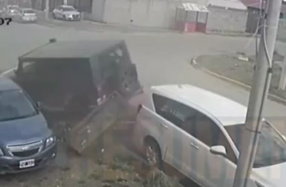 Accidente de tránsito terminó con una camioneta 4x4 sobre autos estacionados