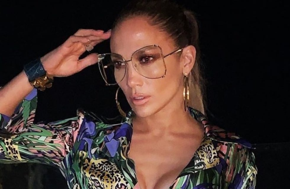 Jennifer Lopez dejó en evidencia su figura escultural con un jugado traje de baño