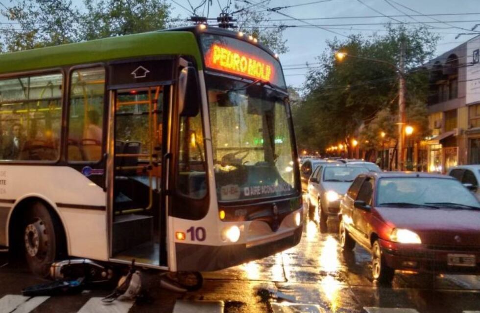 Por la lluvia hay caos vehicular en el centro