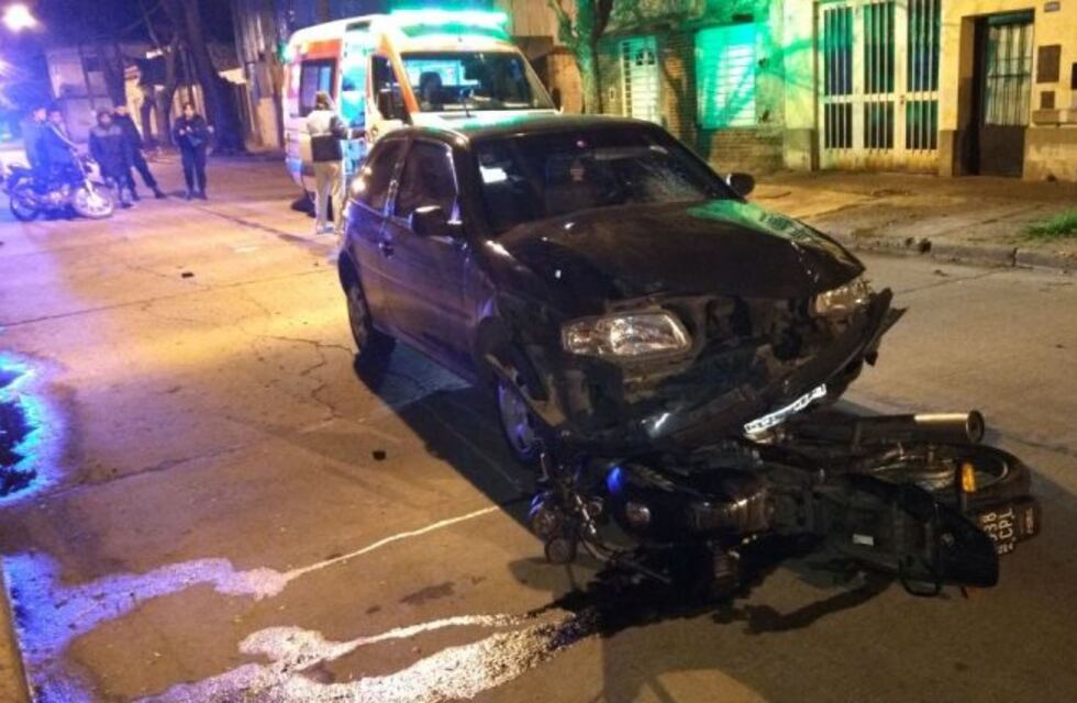 Violento choque entre un auto y una moto en zona sur