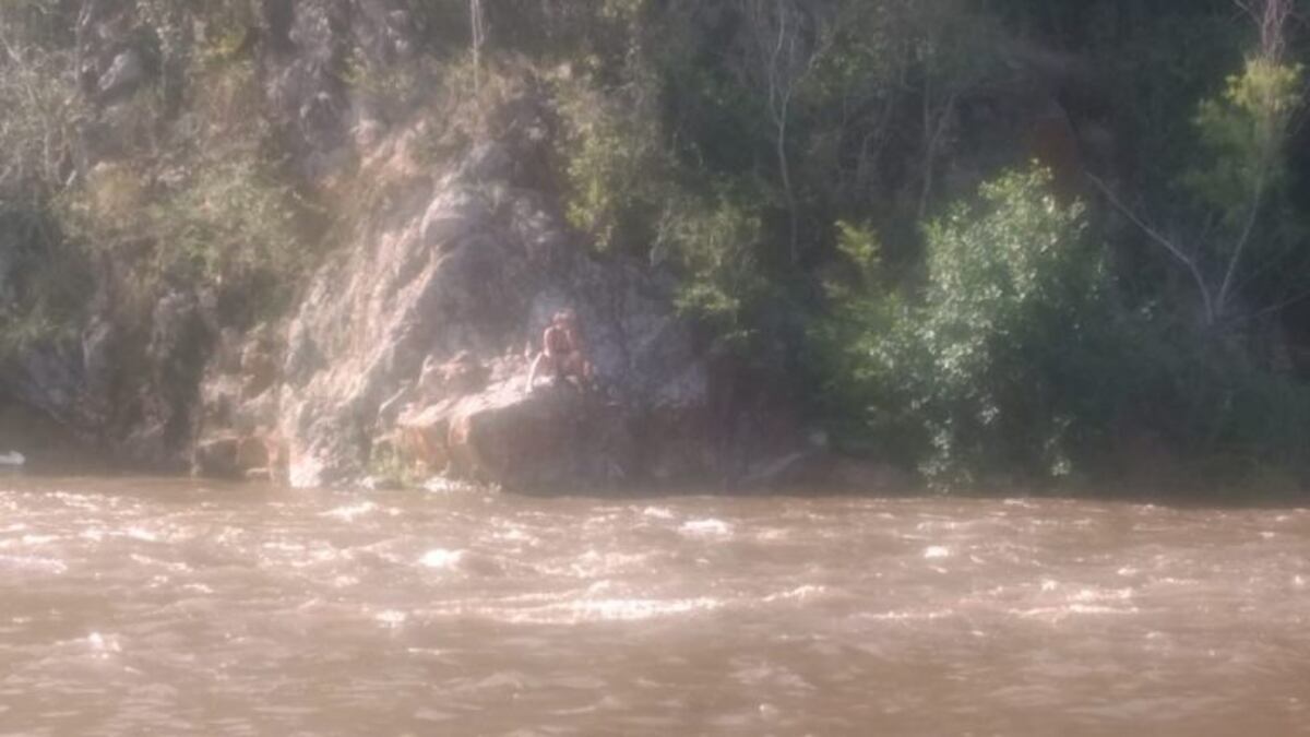 Tras la crecida del Río Anisacate debieron rescatar a una joven