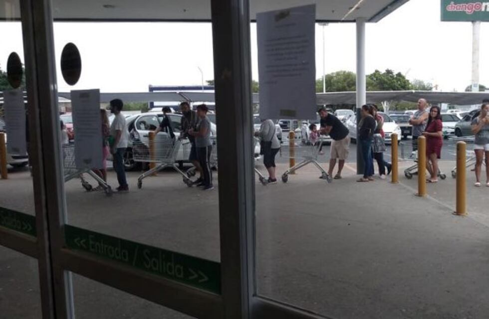 Largas colas en los supermercados de Paraná