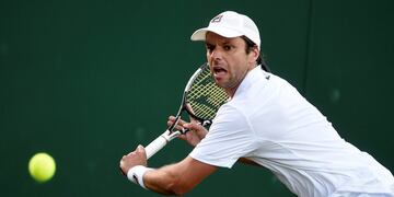 GRA14 WIMBLEDON (REINO UNIDO), 04/07/2017\u002E- El tenista Horacio Zeballos de Argentina responde una bola ante Paolo Lorenzi de Italia, durante su encuentro de primera ronda del campeonato de Wimbledon, en el All England Lawn Tennis Club, en Londres, Reino Unido, hoy, 4 de julio de 2017\u002E EFE/Gerry Penny SOLO USO EDITORIAL/PROHIBIDO SU USO COMERCIAL
