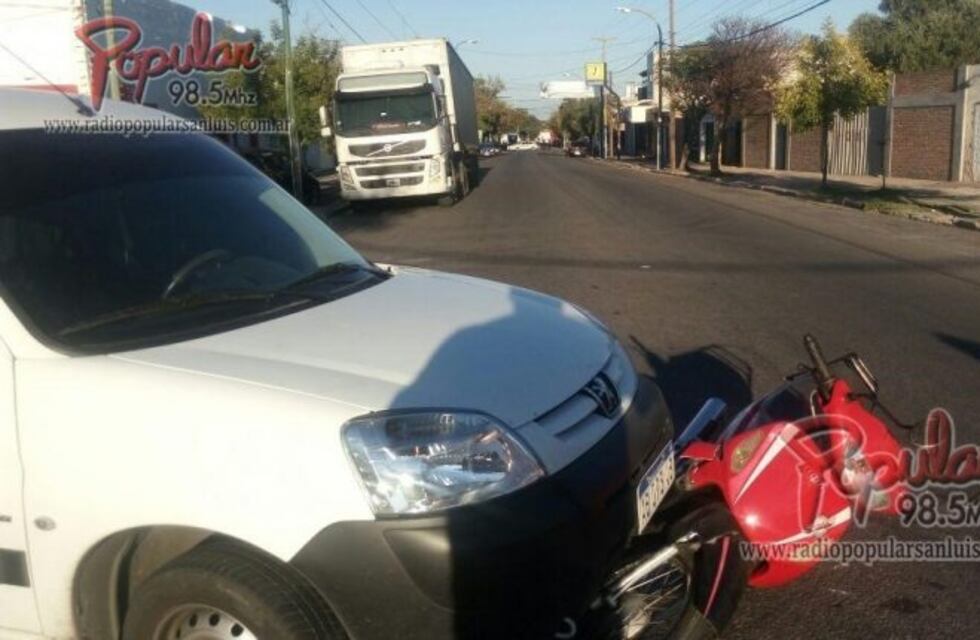 Una mujer herida al chocar una camioneta y una moto en San Luis