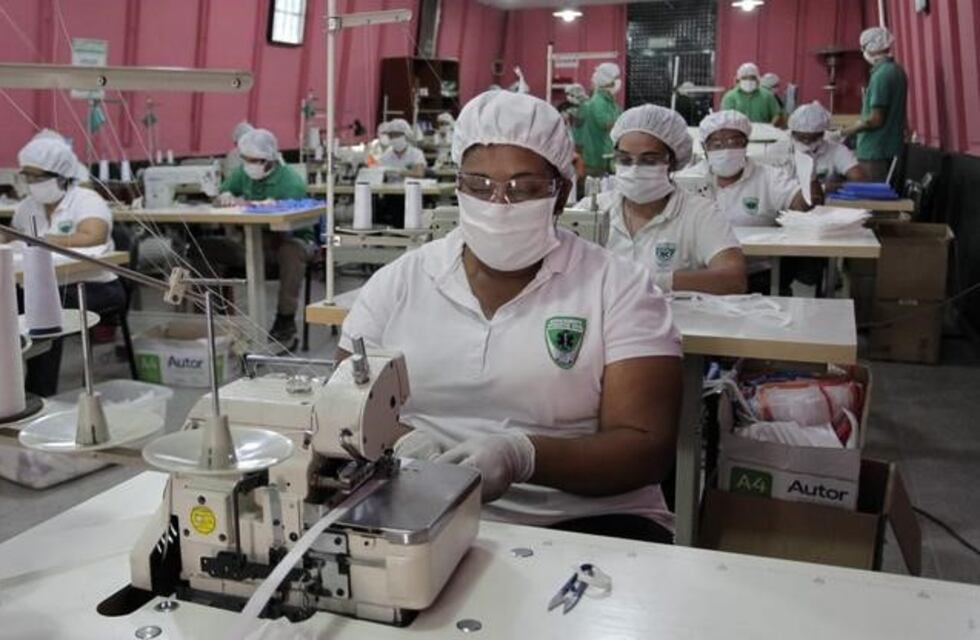 Coronavirus: Mazur visitó un taller textil que abastecerá al sector salud