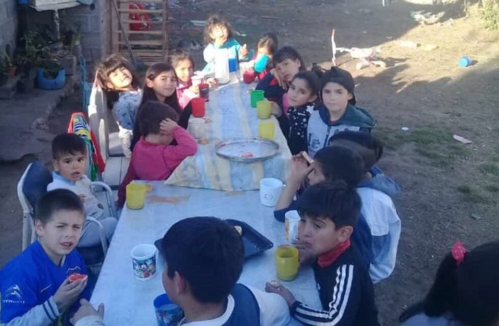 Merenderos venden locro para reunir fondos