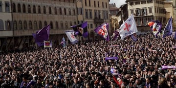Una multitud se congregó en Florencia para despedir a Davide Astori, el futbolista italiano fallecido el último domingo por un paro cardíaco\u002E (AP Photo/Alessandra Tarantino)