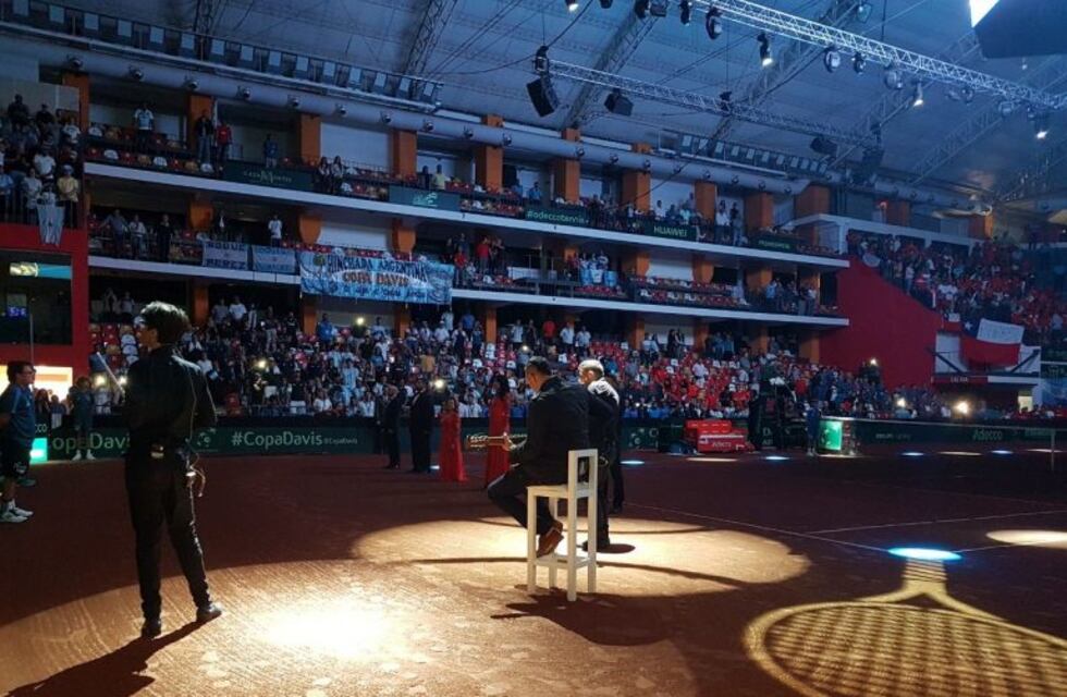 Emocionó al público de la Davis la interpretación del Himno de 10 músicos