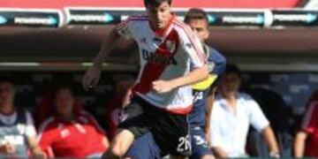 El jugador de River Plate Ignacio Fernandez (delante) disputa el balu00f3n con el jugador del Boca Juniors Jonathan Silva (atru00e1s) hoy, domingo 11 de diciembre de 2016, durante el partido de la Liga de Argentina entre el Club Atlu00e9tico River Plate y el Club Atlu00e9tico Boca Juniors en el estadio Monumental de Buenos Aires (Argentina). EFE/David Fernu00e1ndezrnrn cancha river plate ignacio fernandez futbol torneo primera division 2016 futbol futbolistas river plate boca juniors