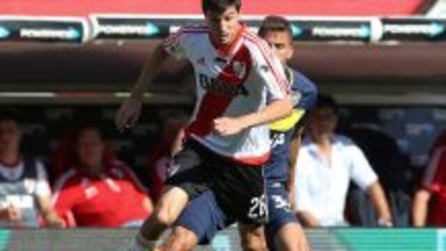 El jugador de River Plate Ignacio Fernandez (delante) disputa el balu00f3n con el jugador del Boca Juniors Jonathan Silva (atru00e1s) hoy, domingo 11 de diciembre de 2016, durante el partido de la Liga de Argentina entre el Club Atlu00e9tico River Plate y el Club Atlu00e9tico Boca Juniors en el estadio Monumental de Buenos Aires (Argentina). EFE/David Fernu00e1ndezrnrn cancha river plate ignacio fernandez futbol torneo primera division 2016 futbol futbolistas river plate boca juniors