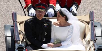Tras la ceremonia, la pareja participa de una procesión de carruajes\u002E
