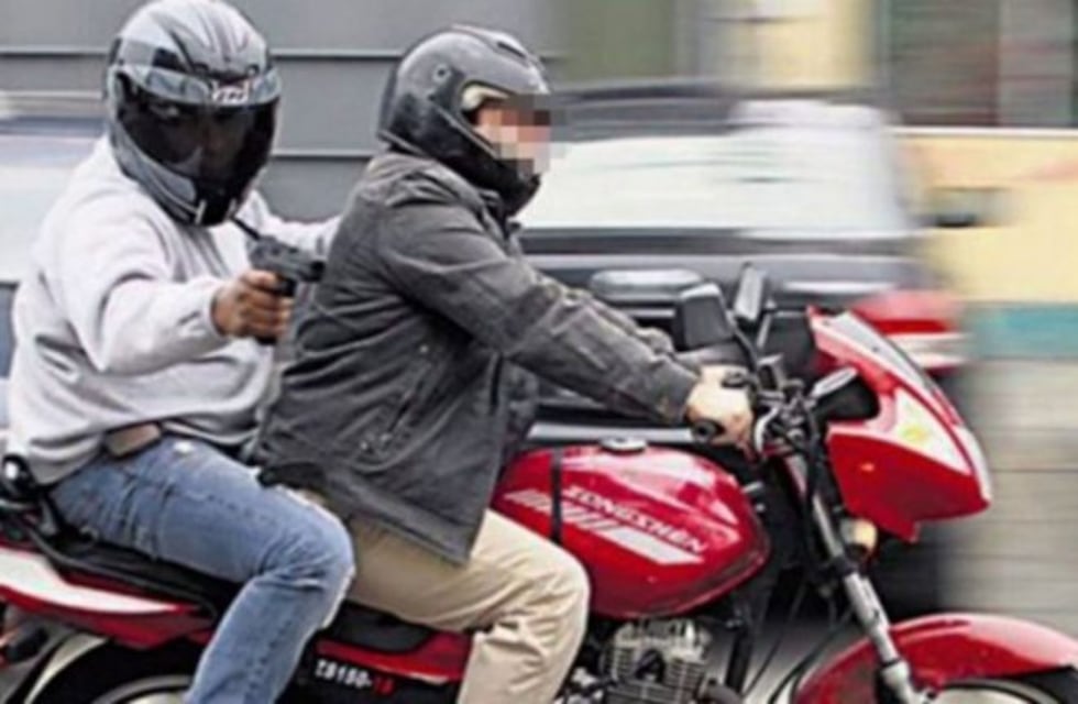 Motochorros asaltaron a un repartidor de comida y le llevaron hasta el pedido